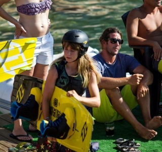 esperando su turno para practicar wakeboard.jpg